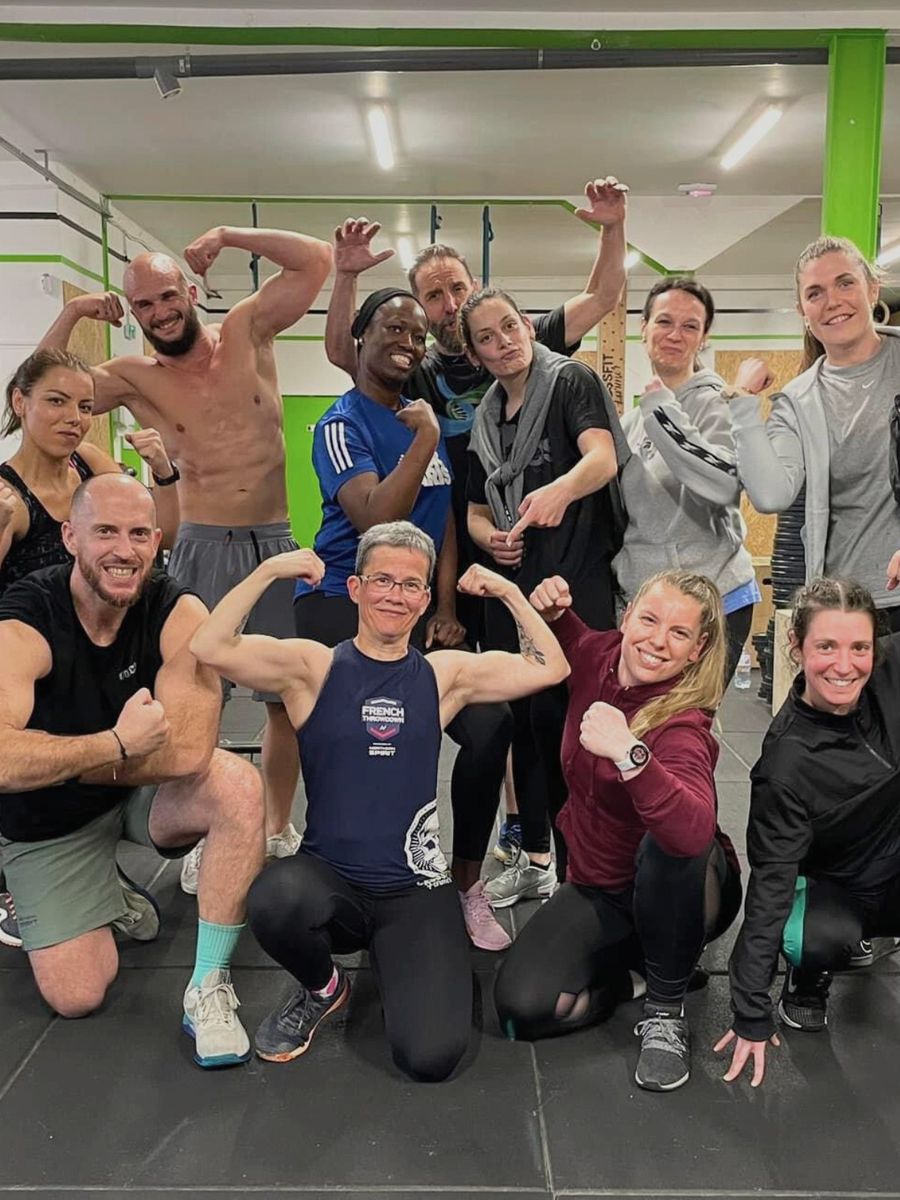 Des membres de Farmer CrossFit posent ensemble dans la salle